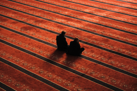 Orang berdoa di masjid
